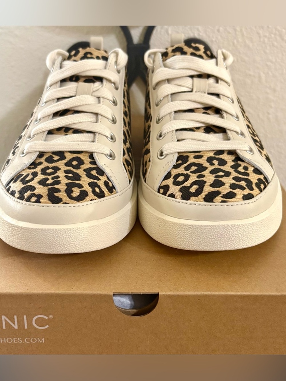 Vionic Winny Size 9 Wide Raffia Natural Canvas Sneakers, New w/ Box - Picture 2 of 7